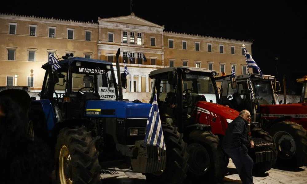 Παραμένει αποκλεισμένο τo Σύνταγμα από τα τρακτέρ - Αποχωρούν στις 11 οι αγρότες